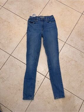 721 Levi's Women's Skinny Jeans in Medium Blue Wash